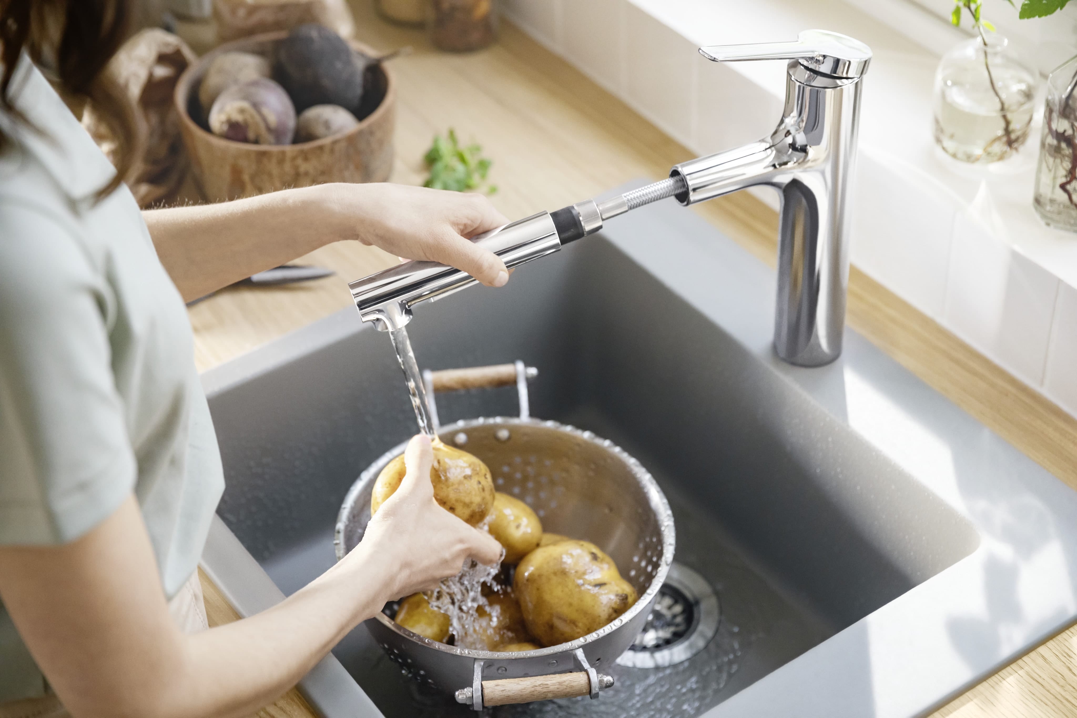 Смеситель для кухни hansgrohe Zesis M33 74801670 с вытяжным душем матовый черный