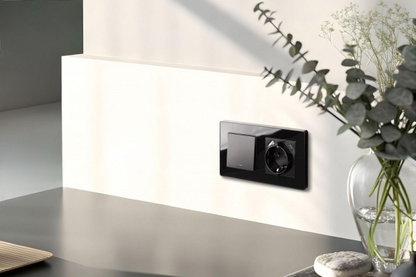 Розетка с заземлением и со шторкой и 2хUSB type A и C, без рамки Kollinger  REA-004BK