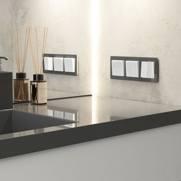 Розетка влагозащищенная с заземлением и со шторками без рамки с крышкой Werkel белый акрил W1171241