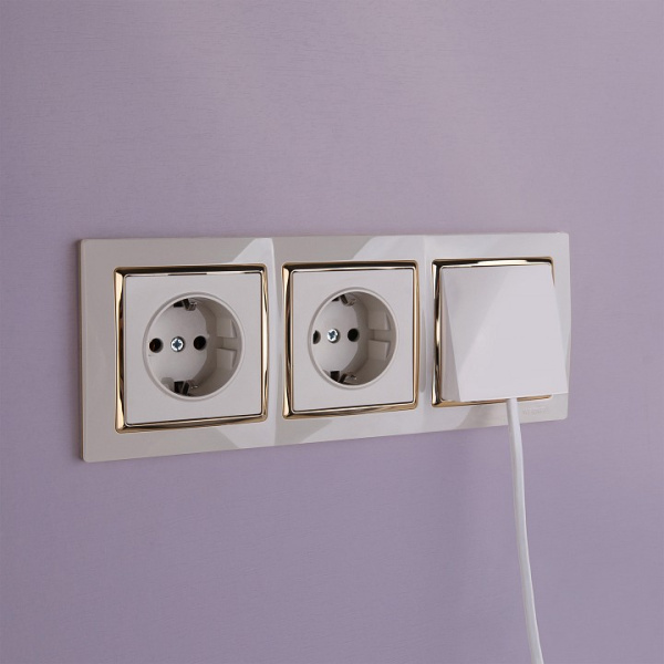 Рамка на 3 поста Werkel Snabb (слоновая кость/золото) W0031932