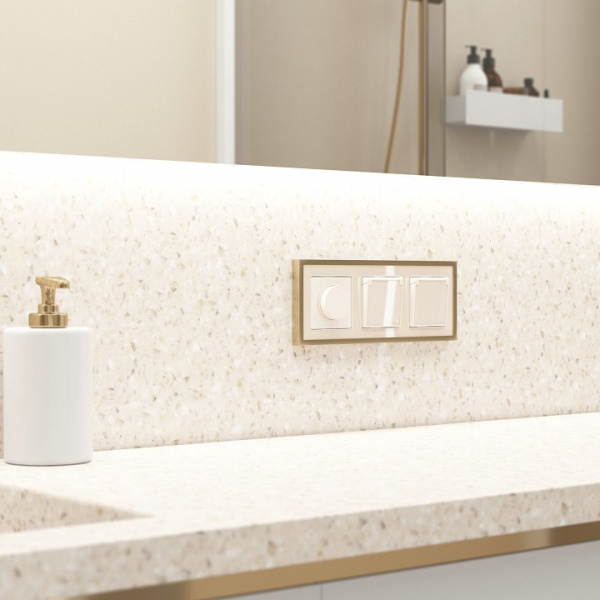 Розетка влагозащищенная с заземлением и со шторками без рамки с крышкой Werkel айвори акрил W1171243