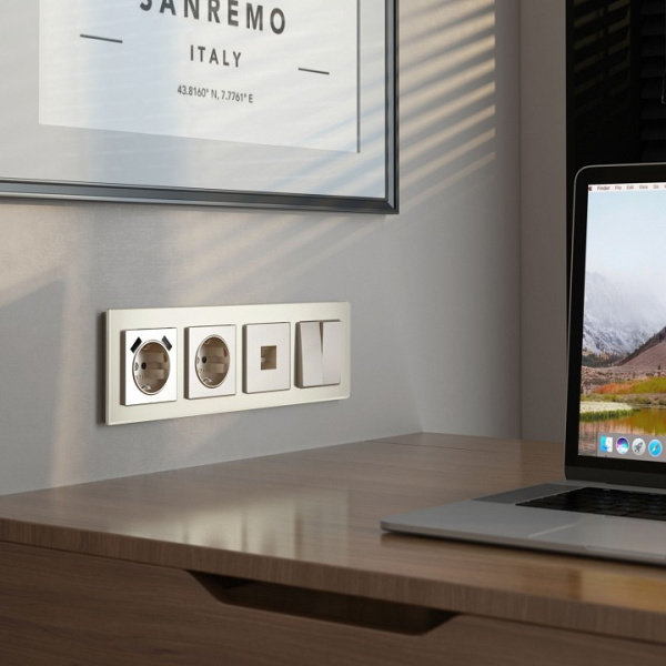 Рамка на 4 поста Werkel Senso (шампань стекло soft-touch) W0043111