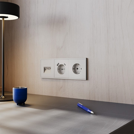 Розетка с заземлением без рамки Voltum S70 VLS040103