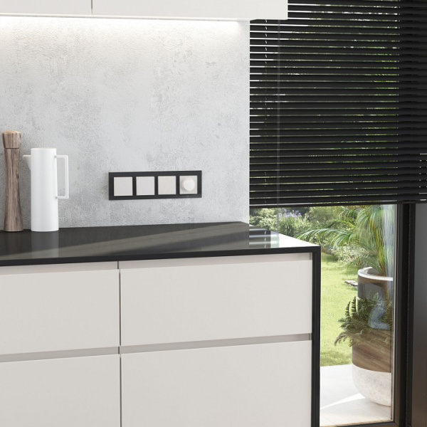 Розетка влагозащищенная с заземлением и со шторкой без рамки с крышкой Werkel перламутровый рифленый W1171213