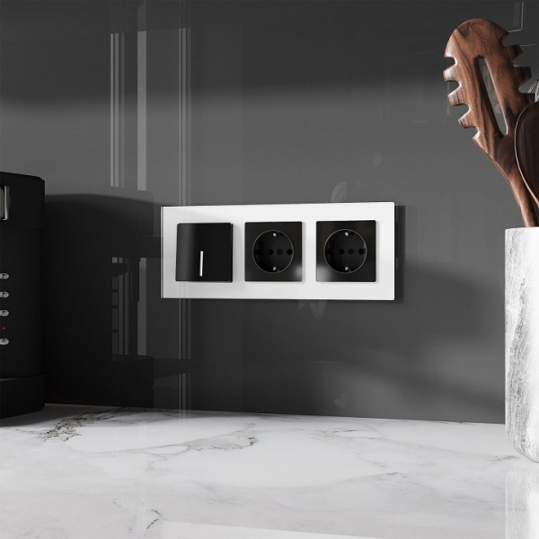 Розетка с заземлением и со шторками без рамки Werkel черный акрил W1171148