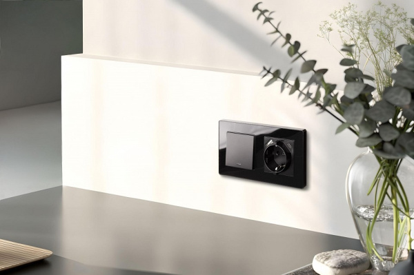Розетка с заземлением и со шторкой и 2хUSB type A и C, без рамки Kollinger  REA-004BK